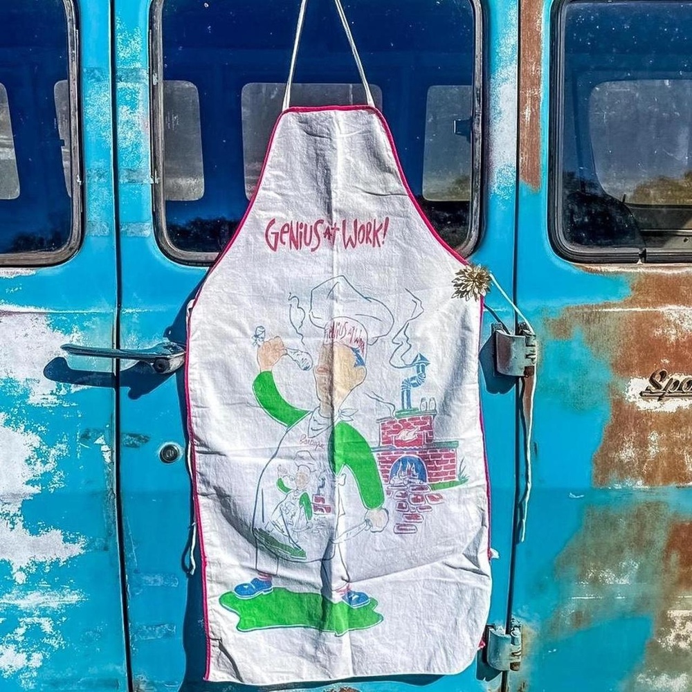 Fun 50s vintage mcm kitchen apron w/ silly graphic of man grilling